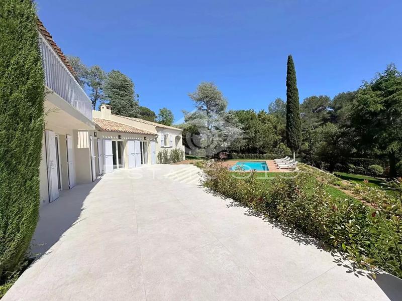 Villa - 289 m² - 8 pièces