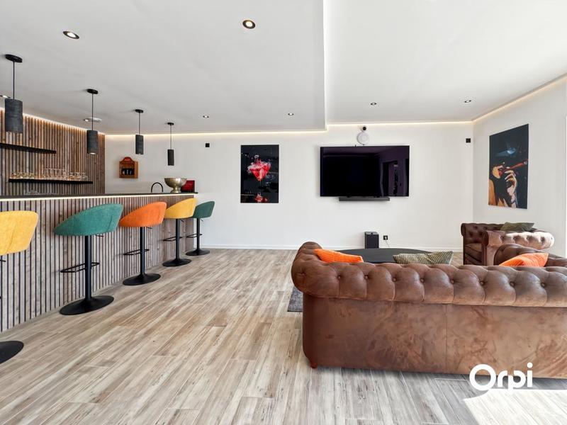 Maison - 373 m² - 6 pièces