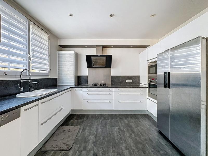 Maison - 220 m² - 7 pièces