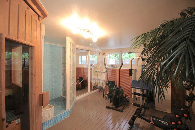 Maison - 245 m² - 8 pièces