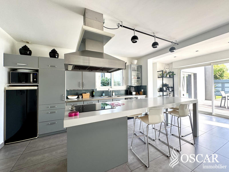 Maison - 201 m² - 7 pièces