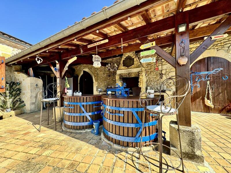 Maison - 260 m² - 8 pièces