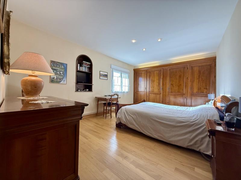 Maison - 245 m² - 8 pièces