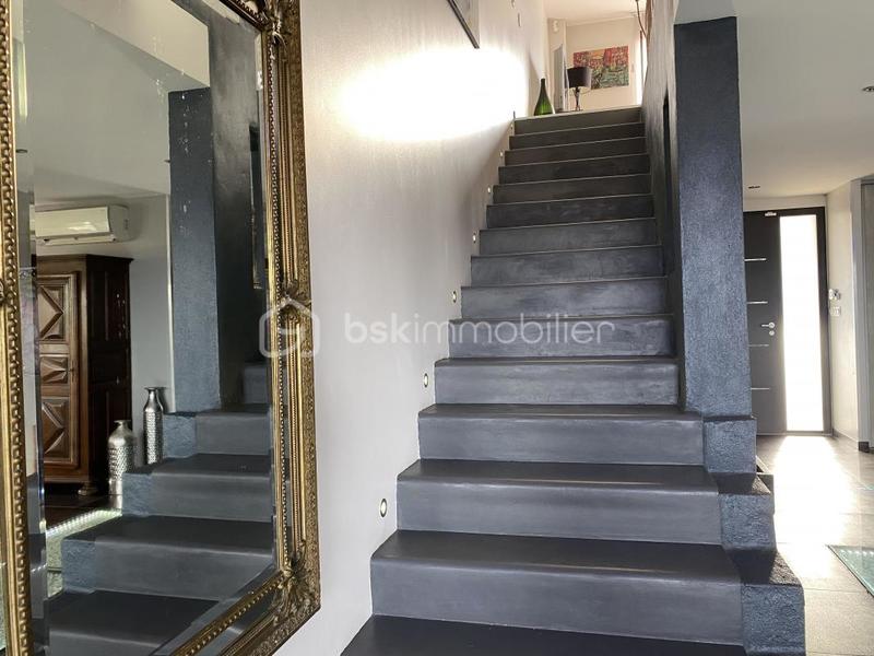 Maison traditionnelle - 260 m² - 8 pièces