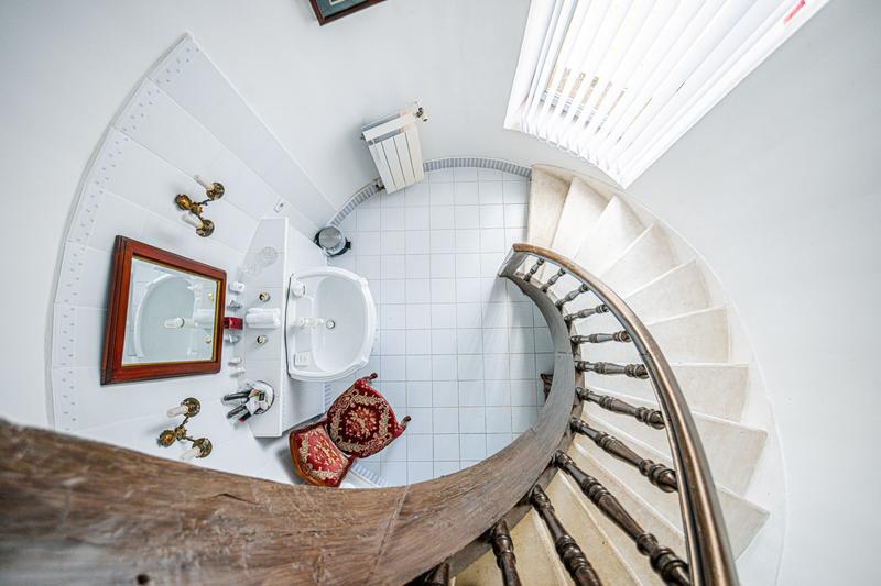 Propriété - 1 125 m² - 25 pièces