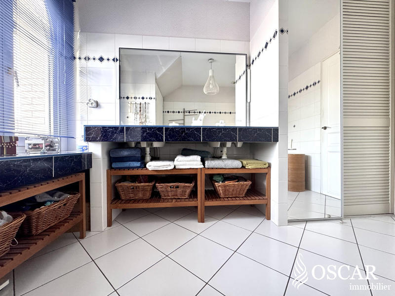 Maison - 201 m² - 7 pièces