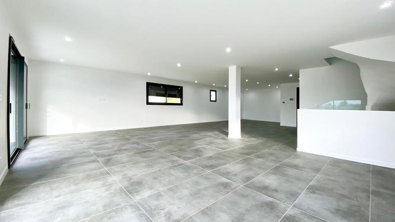 Maison - 240 m² - 6 pièces