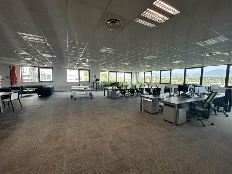 Bureau - 683 m²