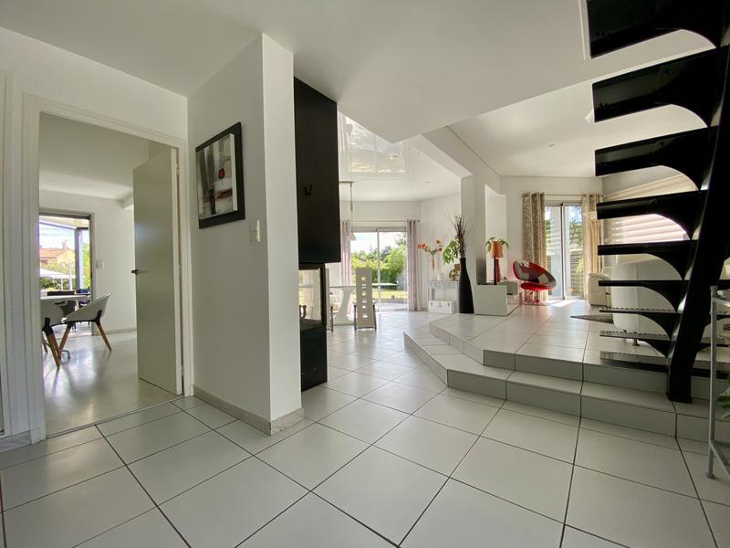 Maison contemporaine - 370 m² - 6 pièces