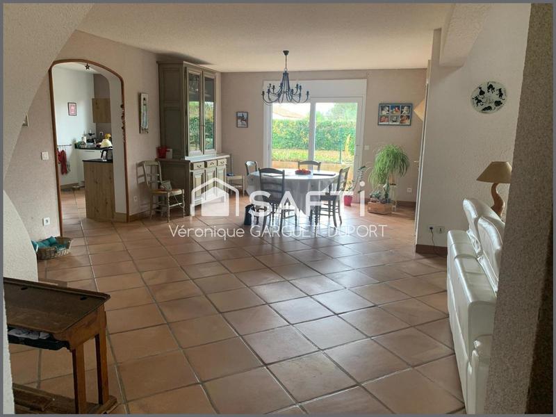 Maison - 218 m² - 8 pièces