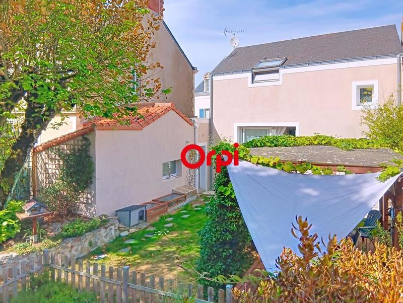 Maison - 242 m² - 9 pièces