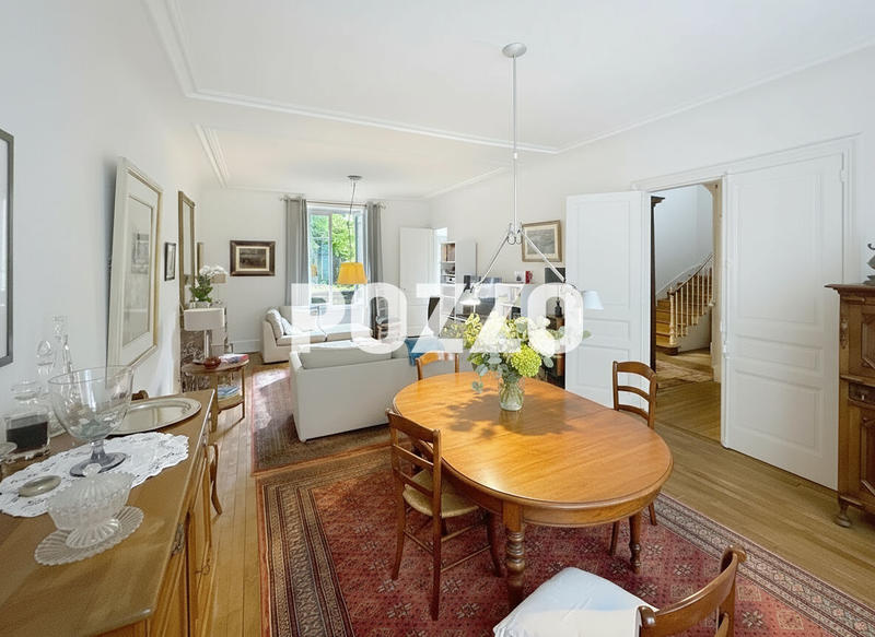 Maison - 219 m² - 8 pièces