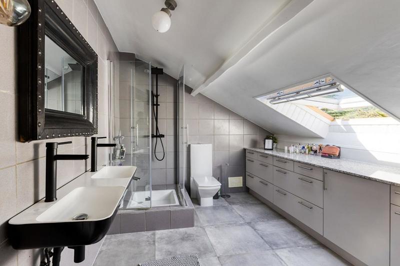 Maison - 233 m² - 8 pièces