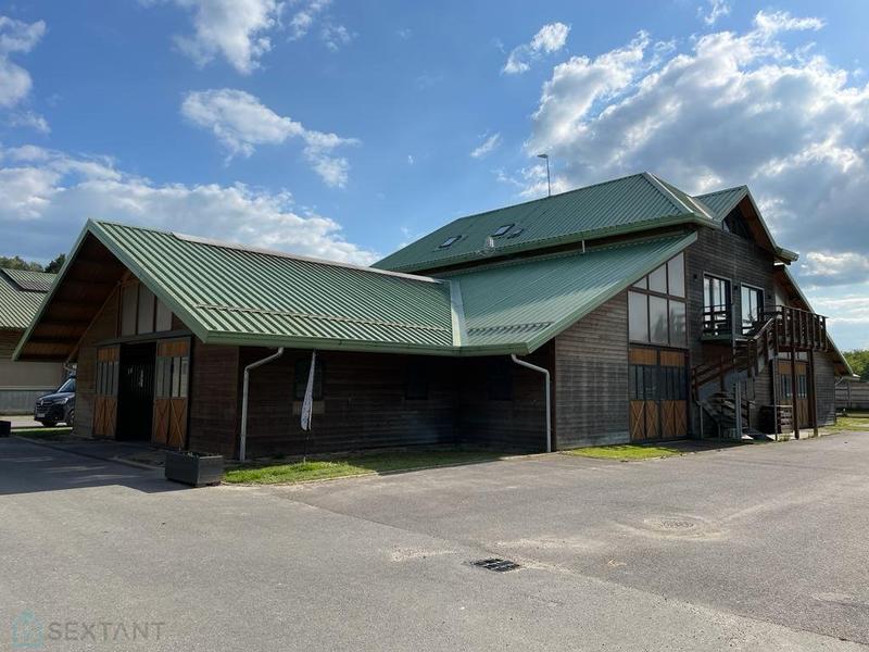 Haras - 700 m² - 26 pièces