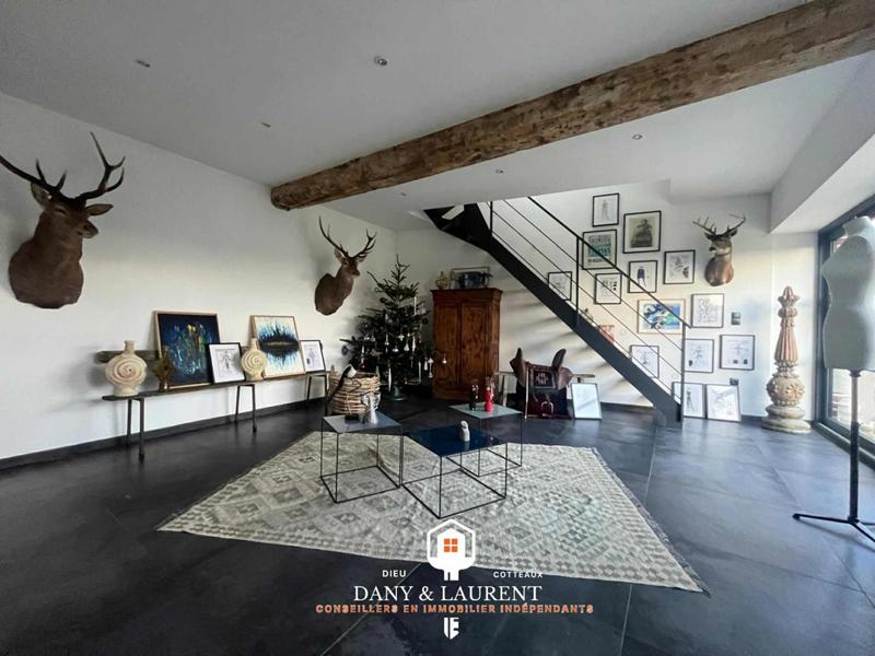 Maison - 720 m² - 12 pièces