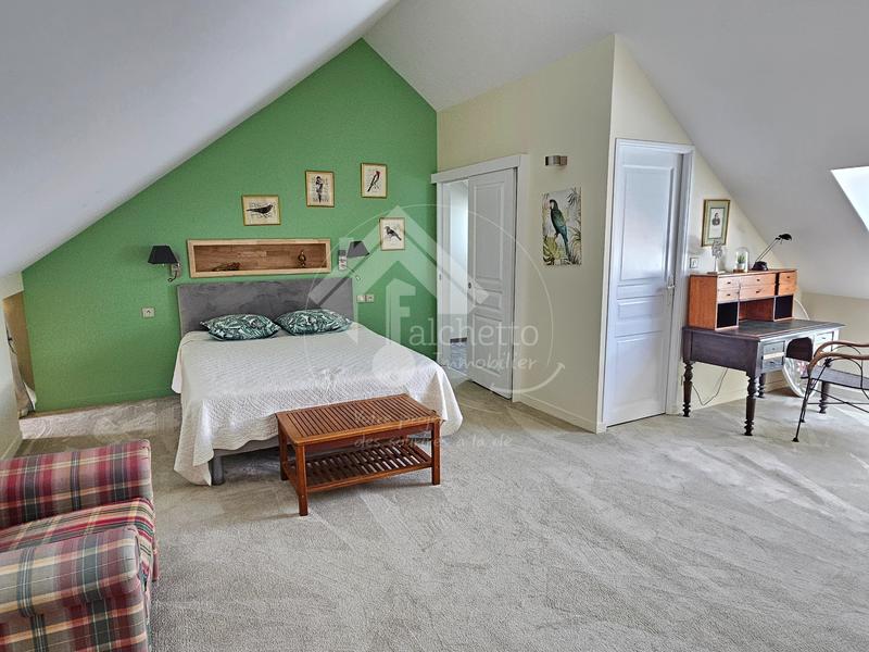 Propriété - 580 m² - 18 pièces