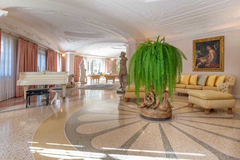 Villa - 857 m² - 15 pièces