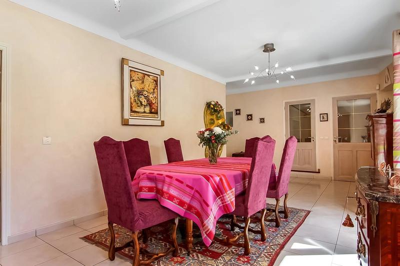 Maison - 238 m² - 9 pièces