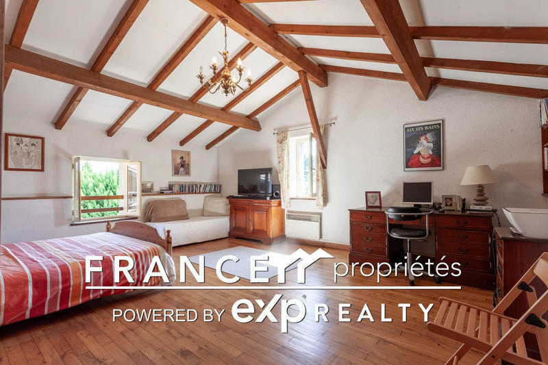 Maison - 223 m² - 7 pièces