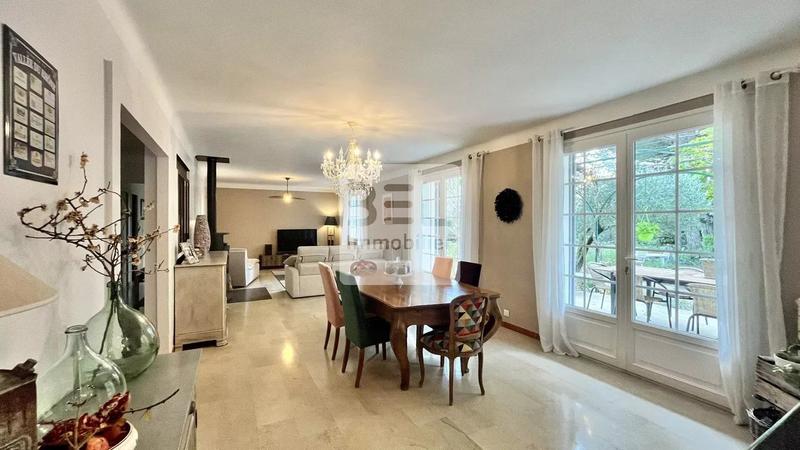 Propriété - 244 m² - 8 pièces