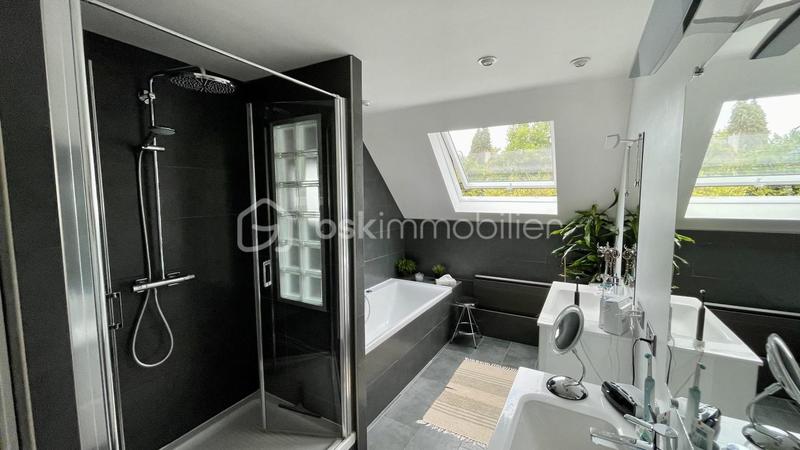 Maison - 241 m² - 8 pièces