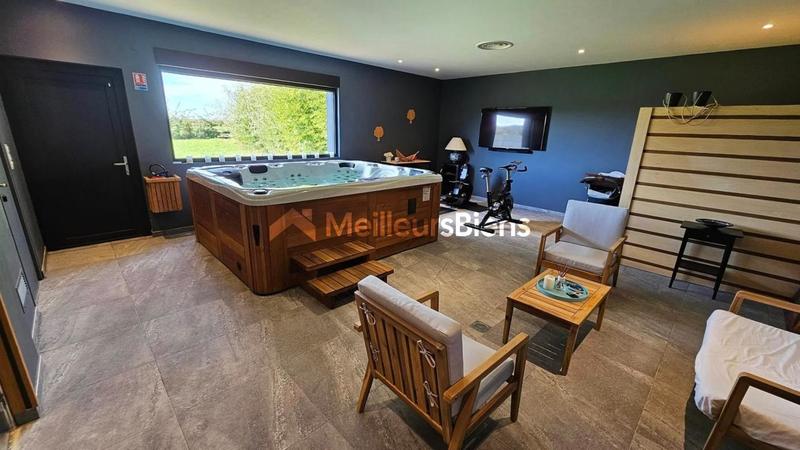 Maison - 328 m² - 8 pièces