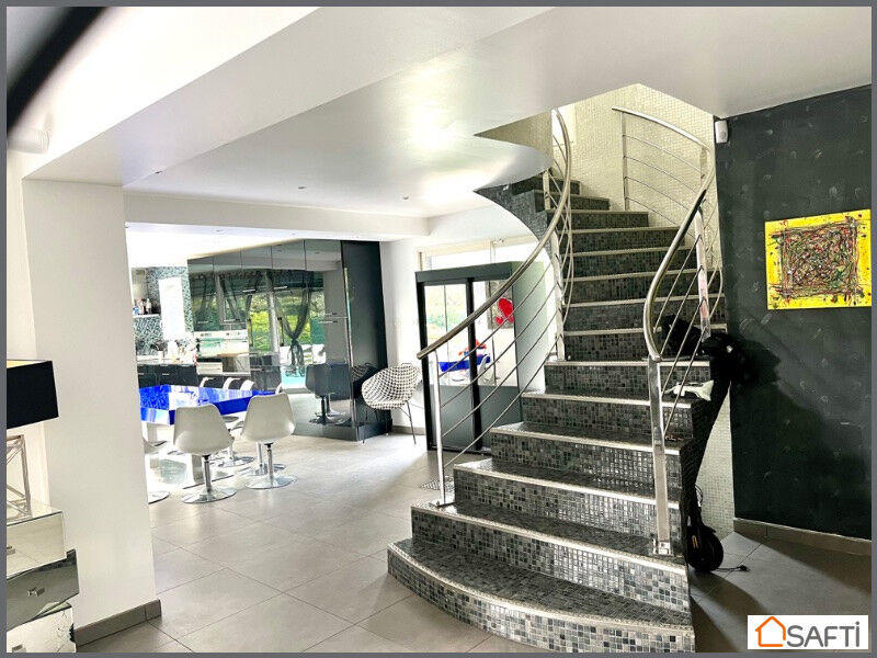 Maison - 279 m² - 9 pièces