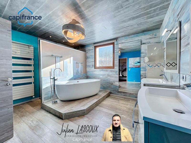 Maison - 272 m² - 10 pièces