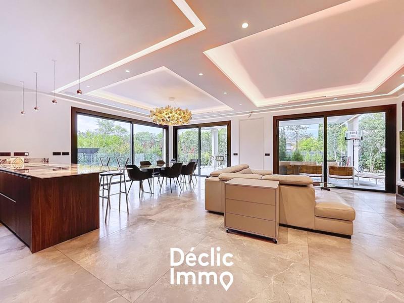 Maison - 210 m² - 5 pièces