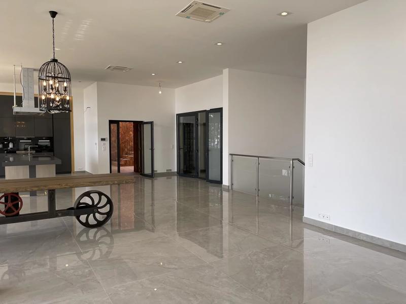 Villa - 1 475 m² - 9 pièces