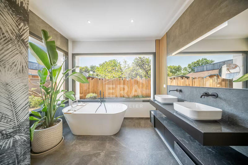 Maison - 230 m² - 7 pièces