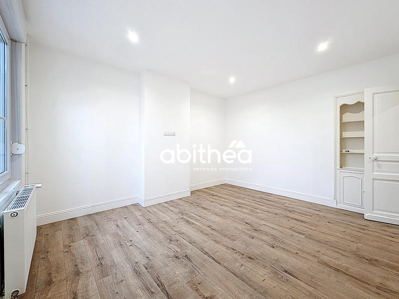 Maison - 205 m² - 9 pièces