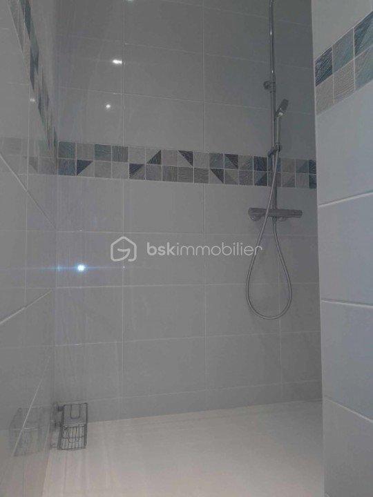 Maison - 650 m² - 6 pièces