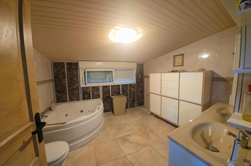 Maison - 215 m² - 9 pièces