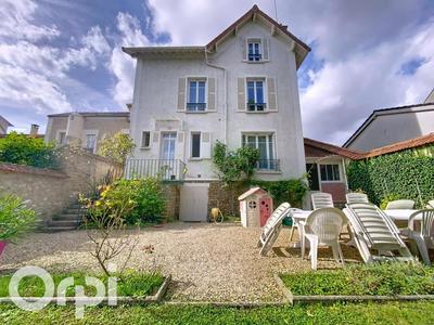 Maison - 176 m² - 9 pièces