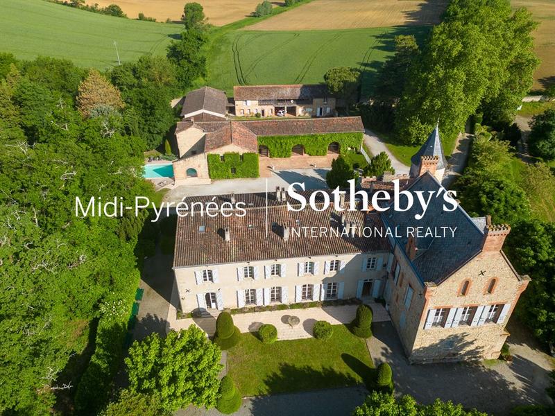 Château - 1 573 m² - 36 pièces