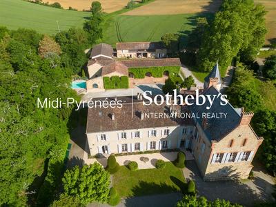 Château - 1 573 m² - 36 pièces
