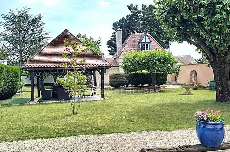 Maison - 438 m² - 16 pièces