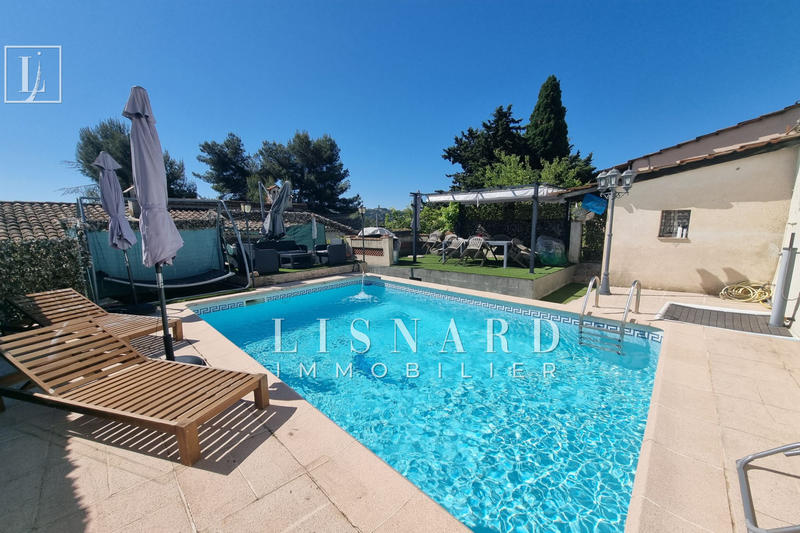 Maison - 235 m² - 8 pièces