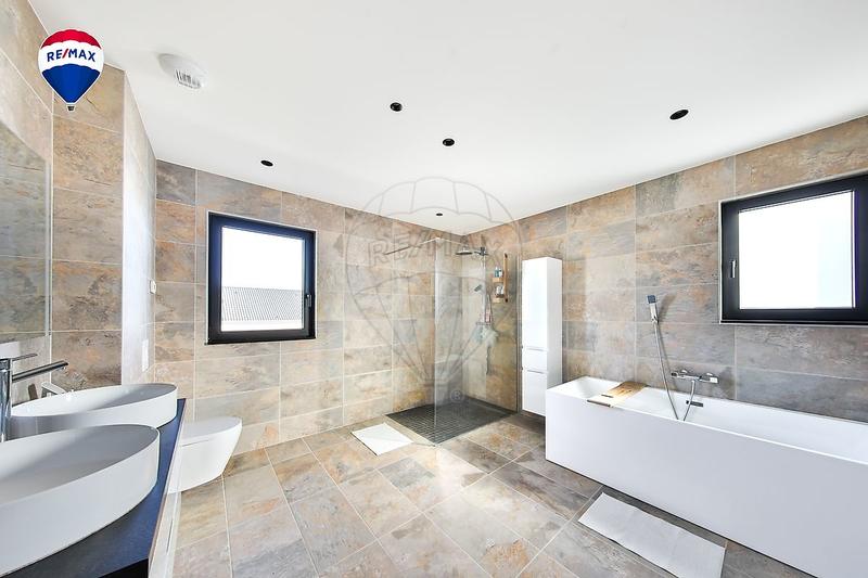 Maison - 348 m² - 7 pièces