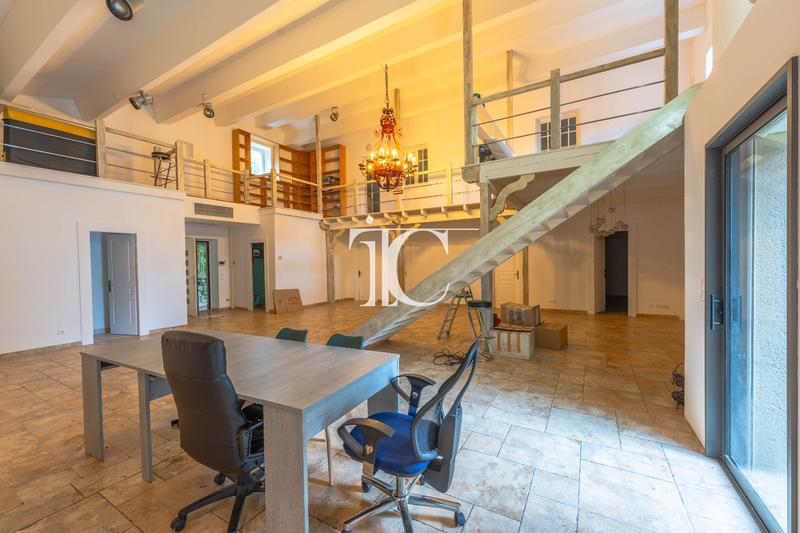 Maison - 241 m² - 8 pièces