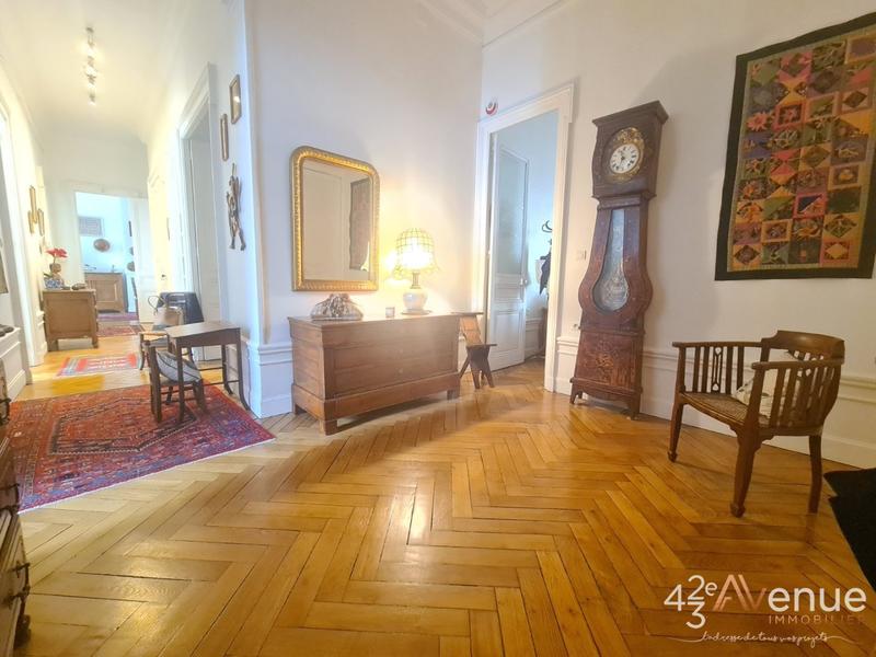 Appartement - 205 m² - 6 pièces