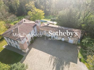 Maison - 458 m² - 12 pièces