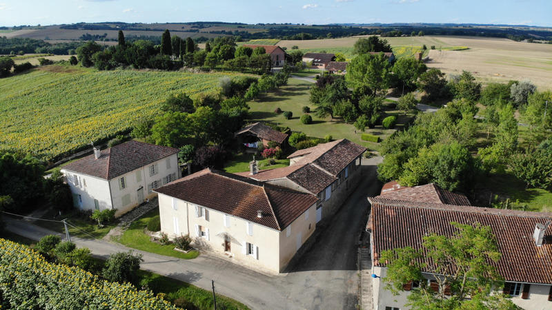 Corps de ferme - 270 m² - 9 pièces