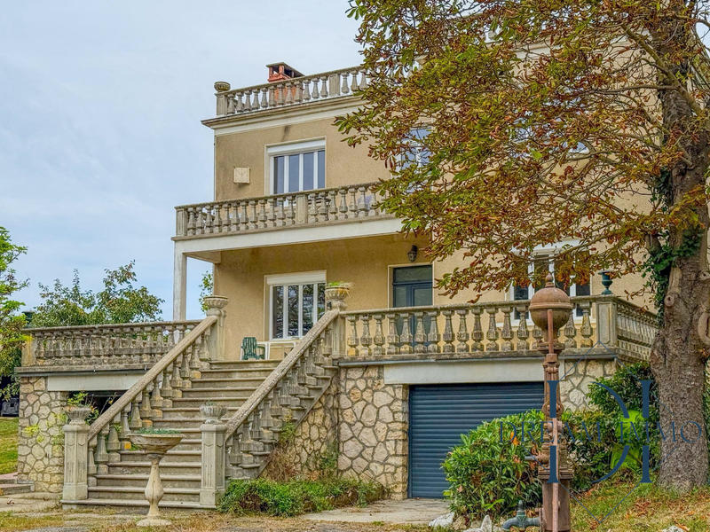 Maison - 204 m² - 8 pièces