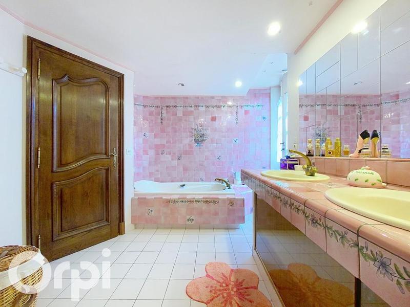 Maison - 180 m² - 9 pièces