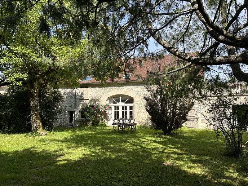 Maison - 280 m² - 11 pièces