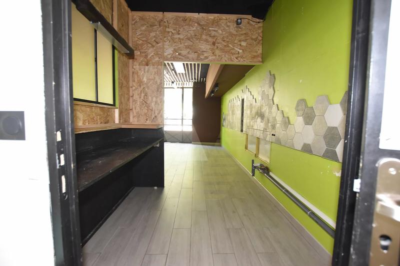Local commercial - 90 m² - 4 pièces
