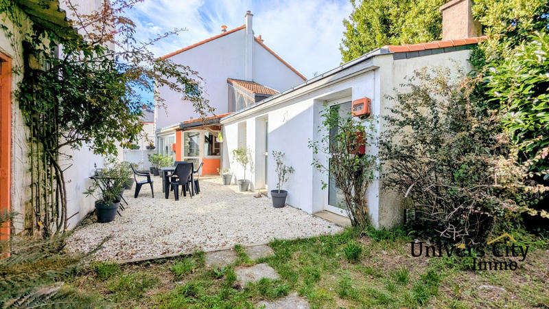 Maison - 235 m² - 9 pièces