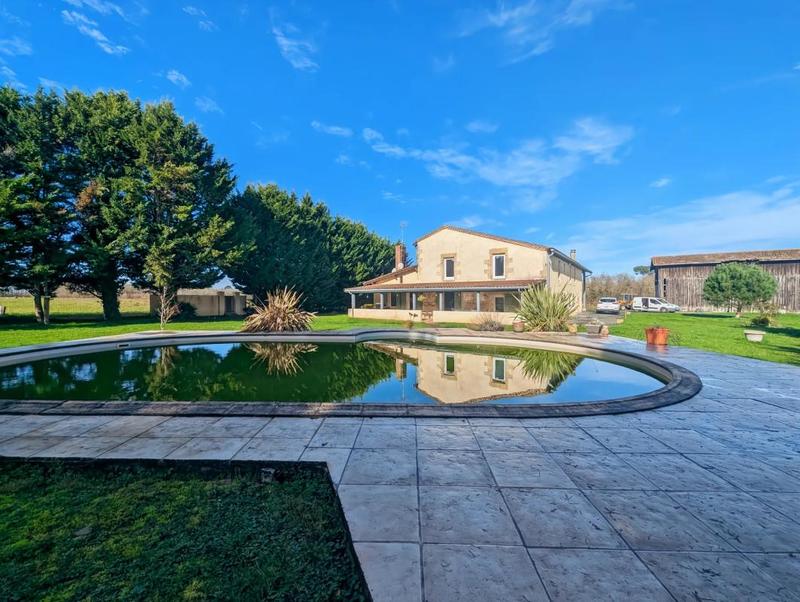 Propriété - 252 m² - 7 pièces